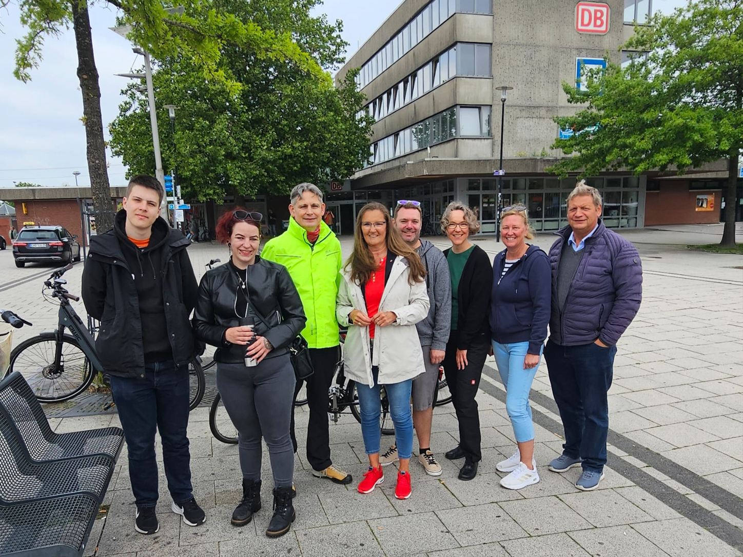 SPD-Tour durch Emden-West: Regen, Ehrenamt, Käseplatte